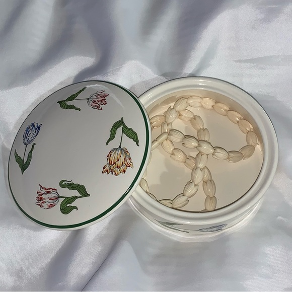 TIFFANY & CO. large Tiffany Tulips TRINKET BOX powder box PORCELAIN - Picture 3 of 10